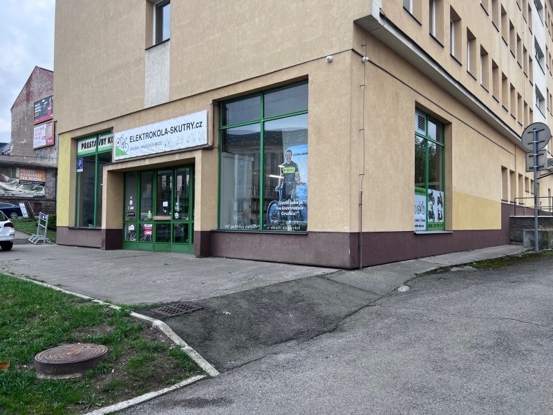 ji parkovani pred prodejnou i skutry
